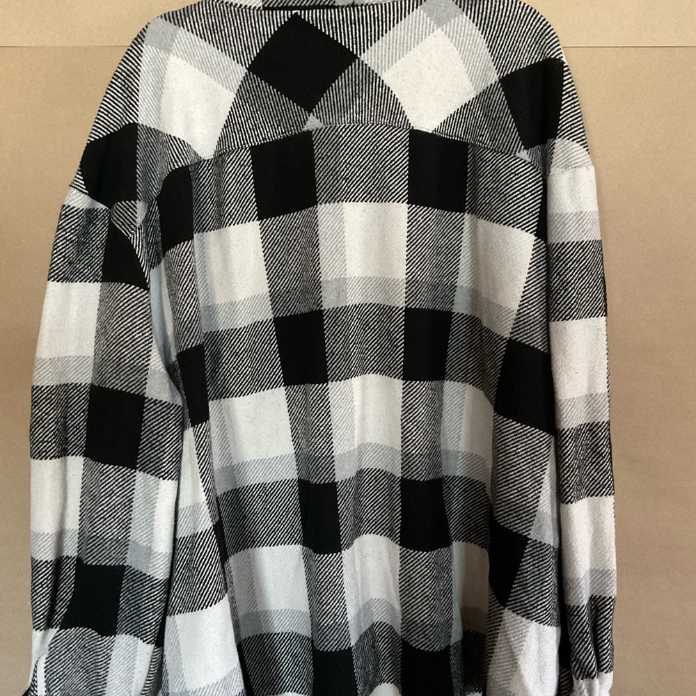 Nasty Gal Black and White Plaid Button-Up Shirt. Flannel. Size 22 - Picture 6 of 11